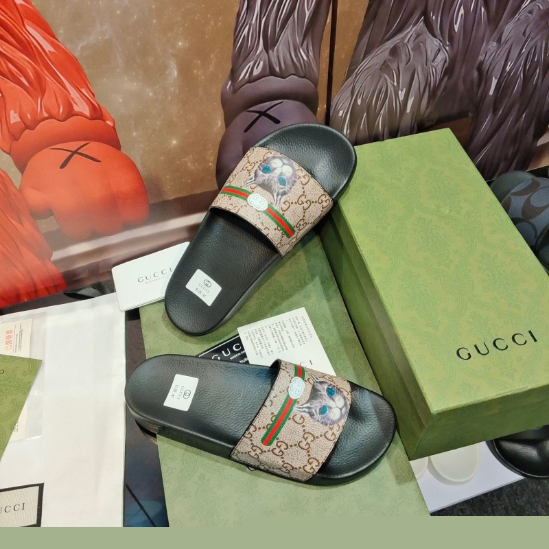 G*u*i slippers
